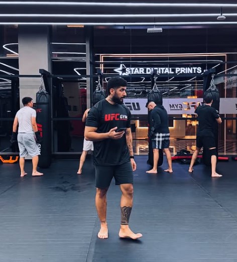 Arash Alikhaniyan coaching on the mats at UFC Gym