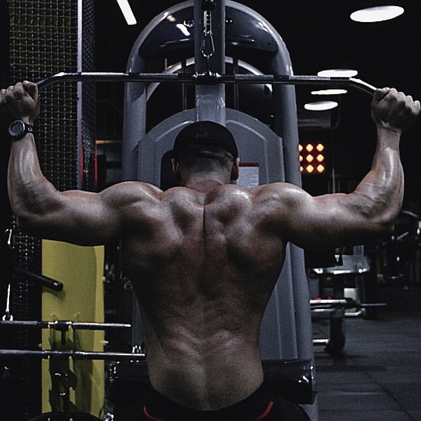Arash Alikhaniyan training back in the gym
